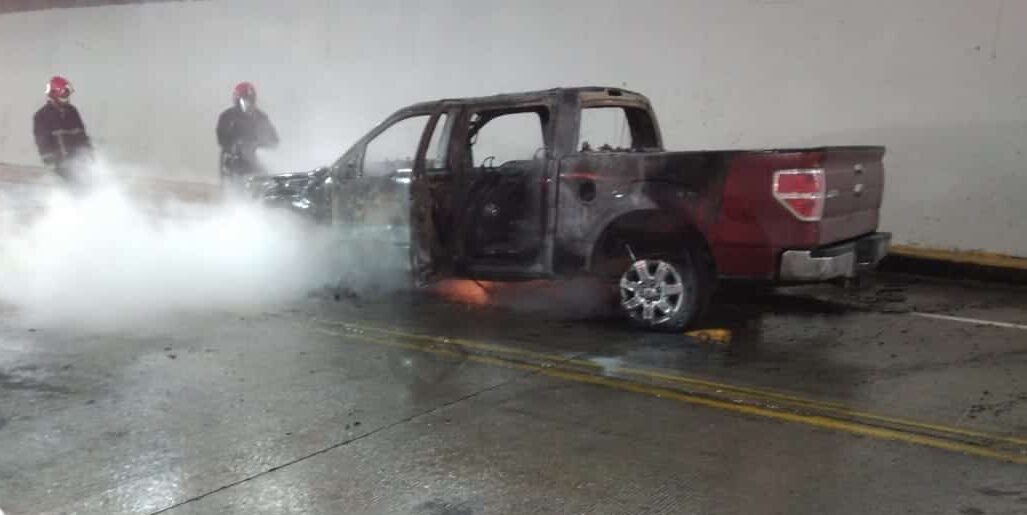 Camioneta incendiada en un túnel de la Mazatlán-Durango