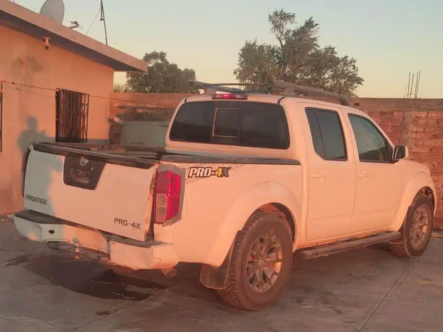 Camioneta de la marca Nissan pick up Frontier PRO-4X, color blanco modelo 2017