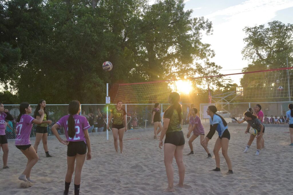 Personas jugando en una cancha de voleibol en El Fuerte