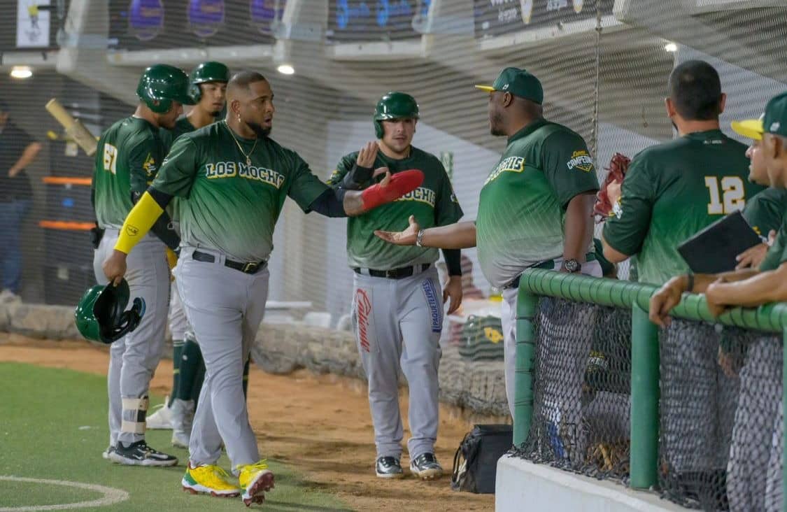 Personas con uniforme de beisbol de Cañeros de Los Mochis