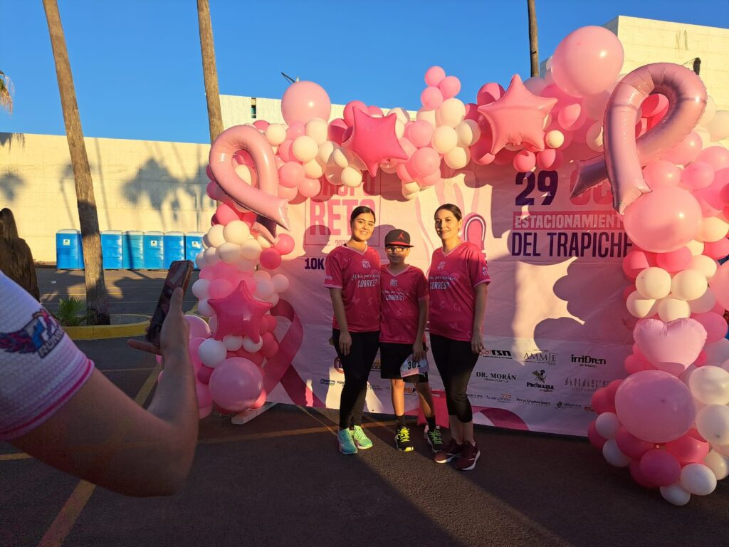 personas tomándose fotos en carrera