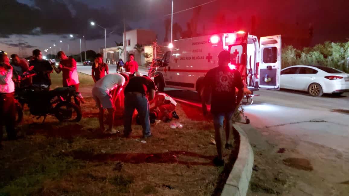Dos motociclistas quedaron lesionados luego de impactar contra un automóvil.