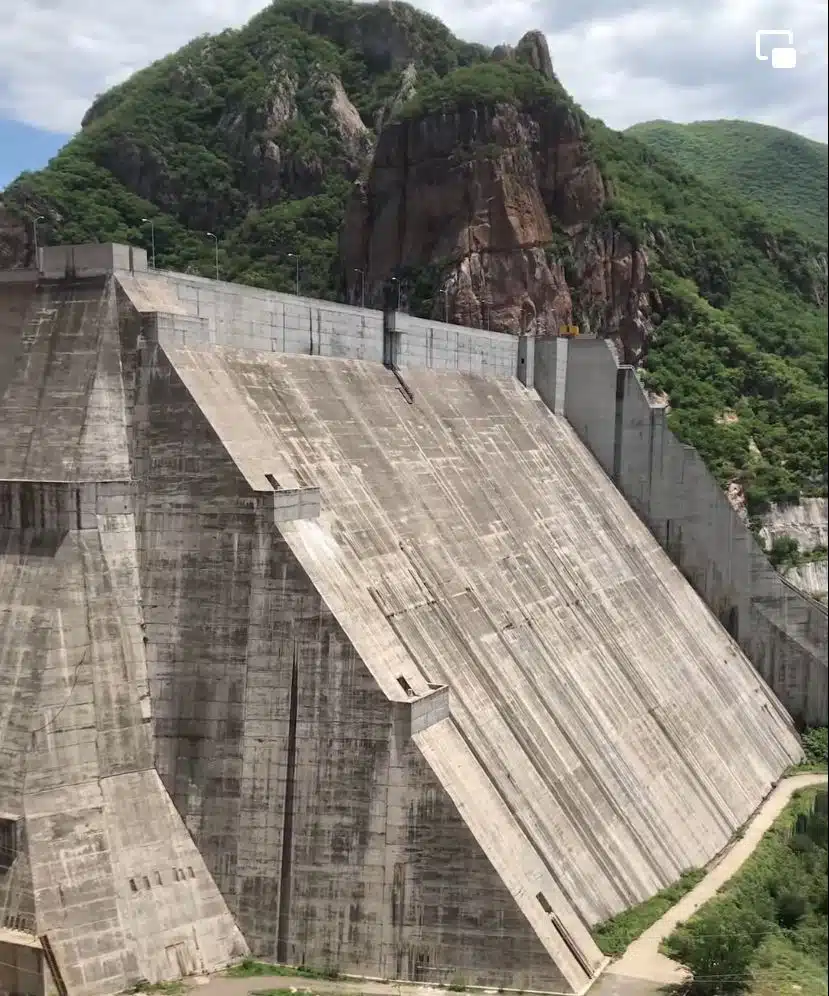 Presa sin agua en Choix