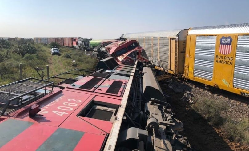 Mueren 2 maquinistas en choque de trenes