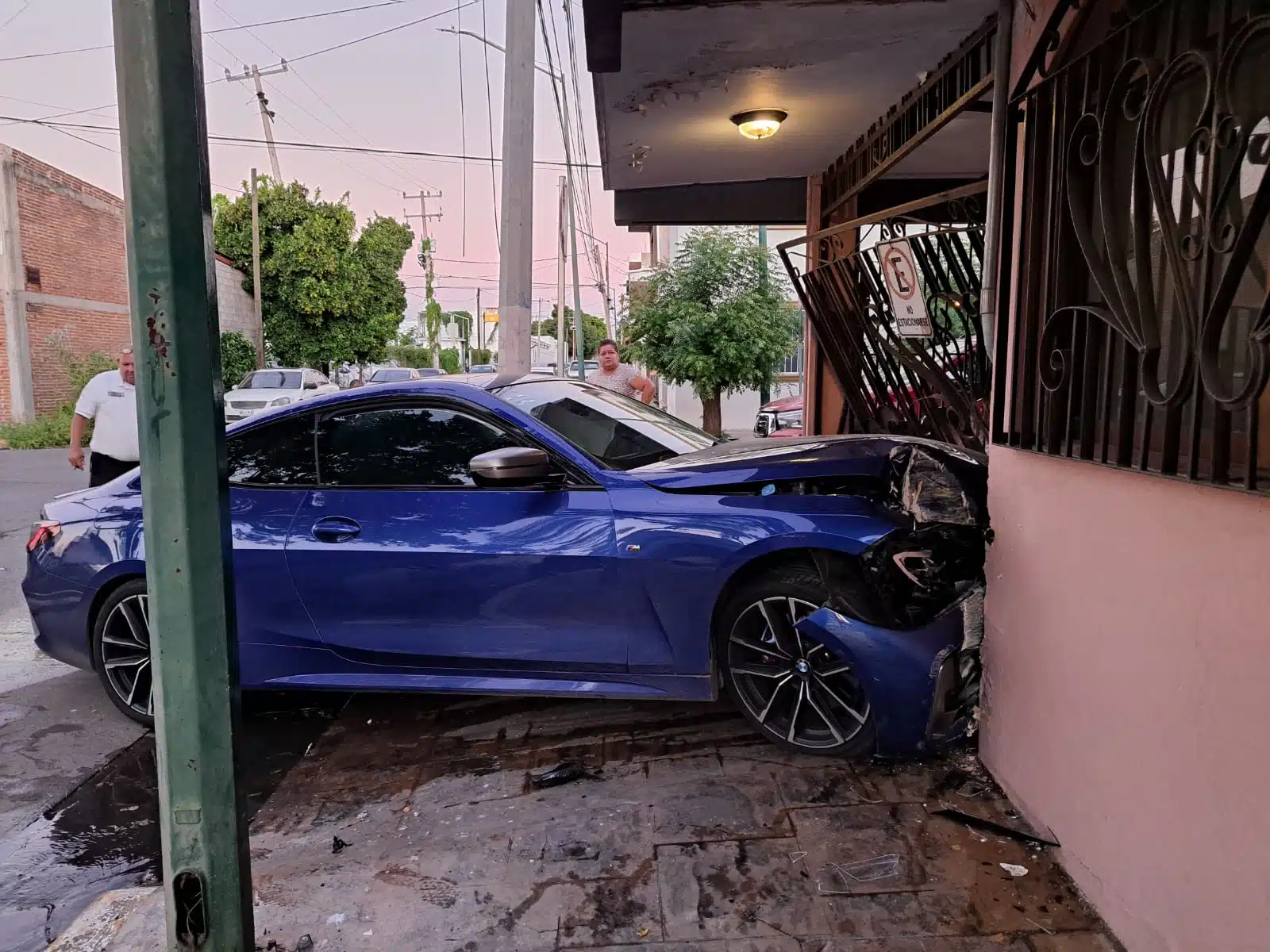 El auto BMW dio un giro de 90 grados y terminó chocando de frente contra la vivienda.