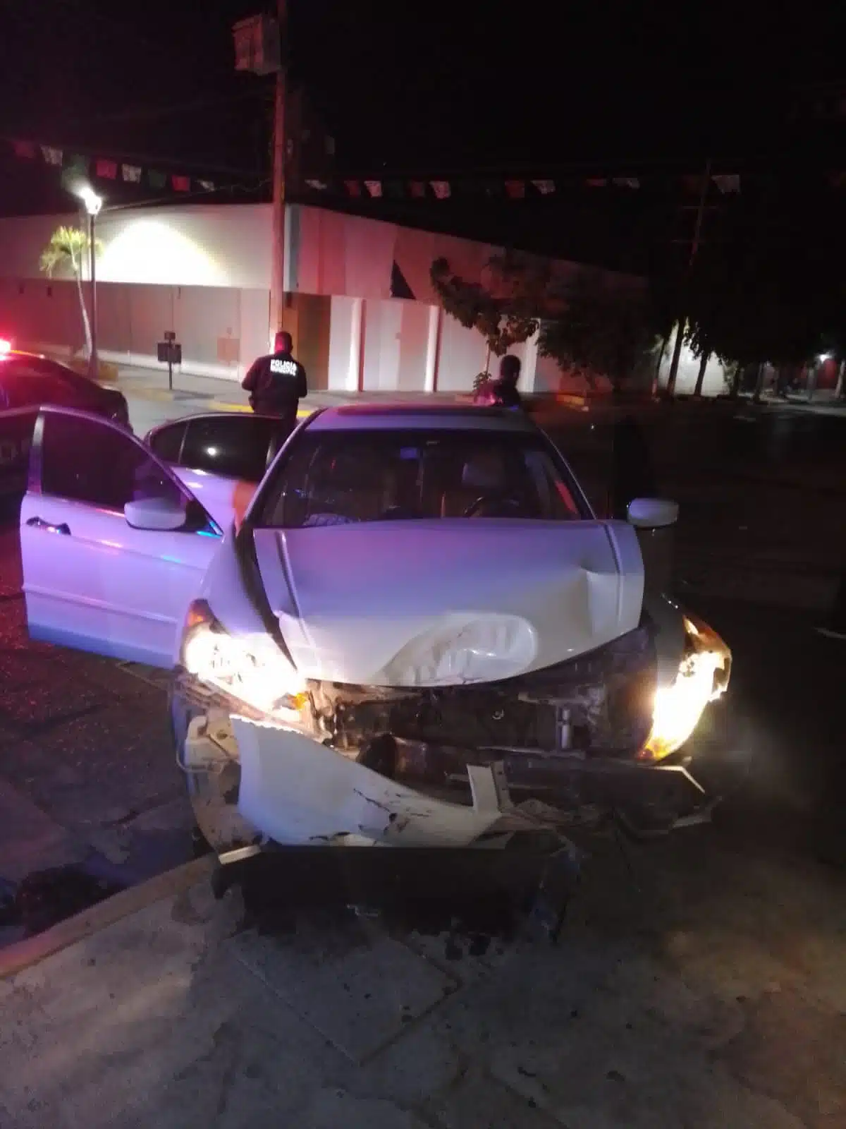 El automóvil Honda de color blanco resultó con daños en la parte frontal.