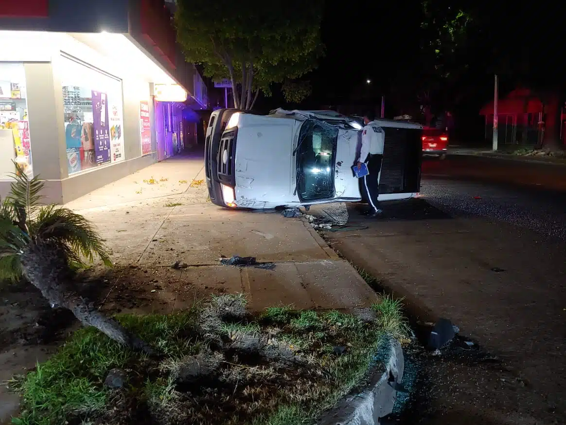 La camioneta Ford Ranger terminó volcada tras el choque.