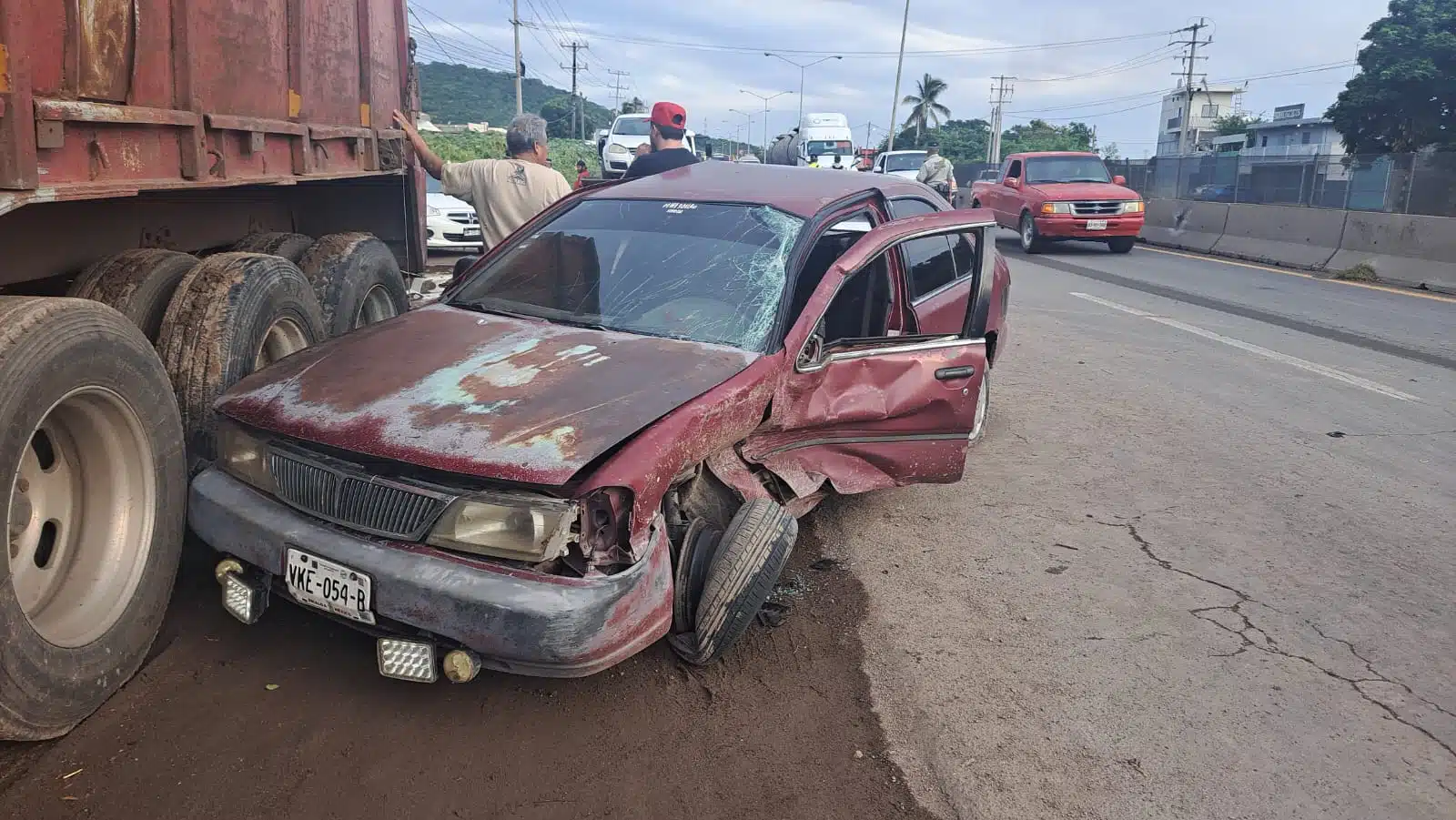 Choque entre auto y tráiler en Mazatlán