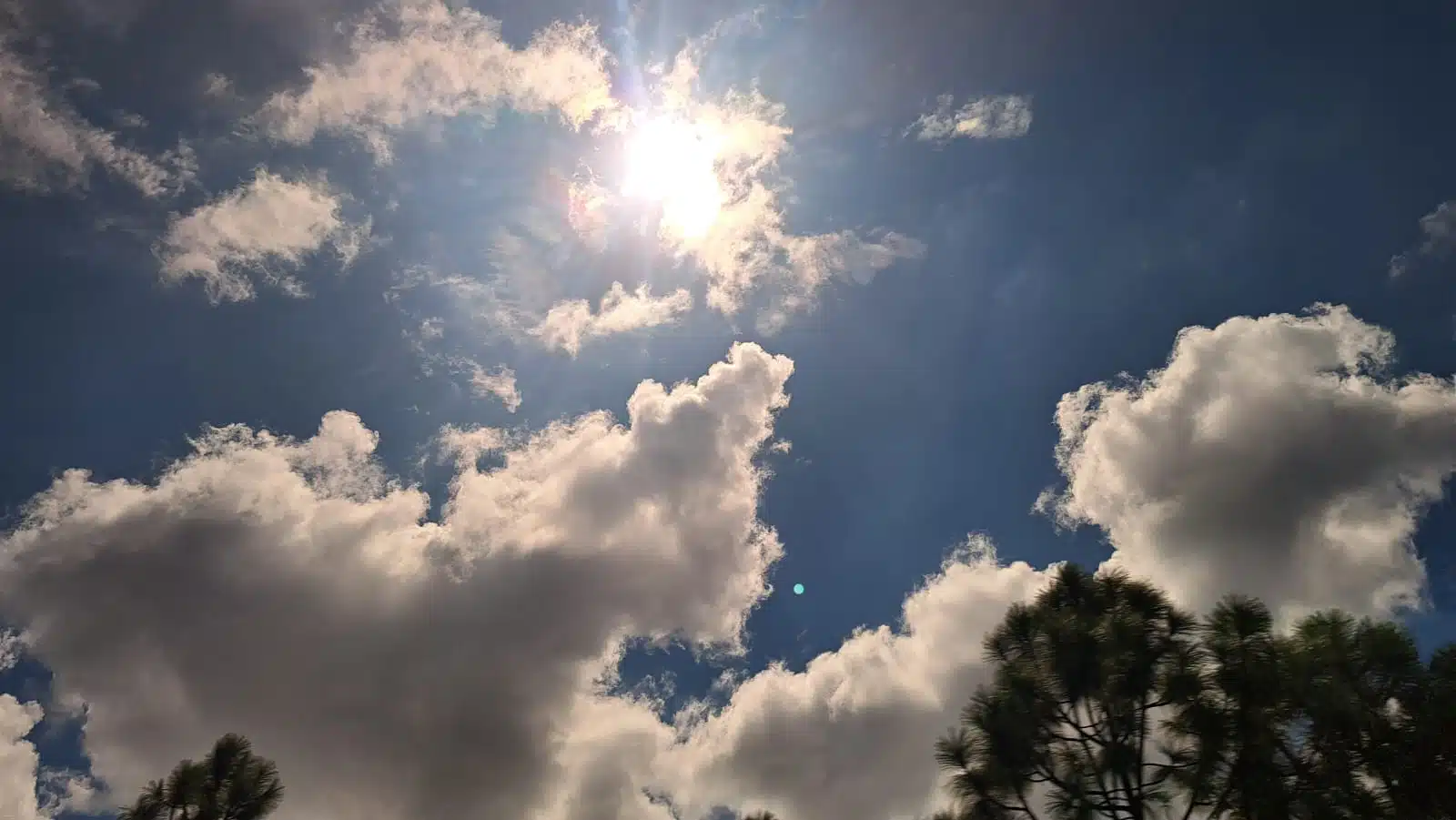 Cielo con nubes y sol en Mazatlán