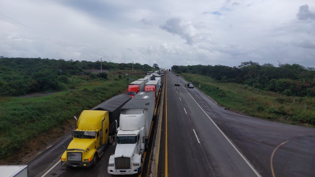 Cierran circulación en la maxipista Mazatlán-Culiacán