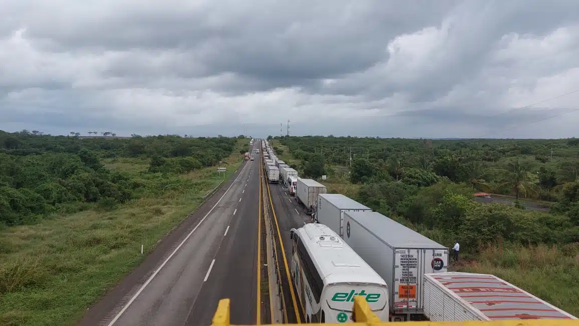 Cierran circulación en la maxipista Mazatlán-Culiacán