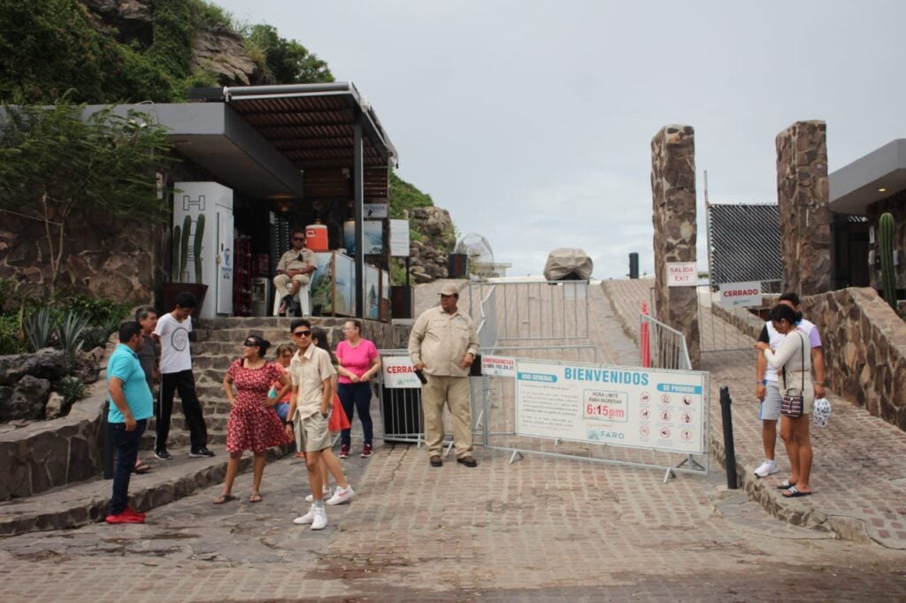 Turistas en el Faro de Mazatlán