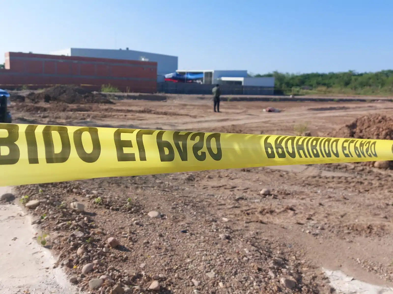 Cinta amarilla delimita el lugar del hallazgo de un hombre asesinado