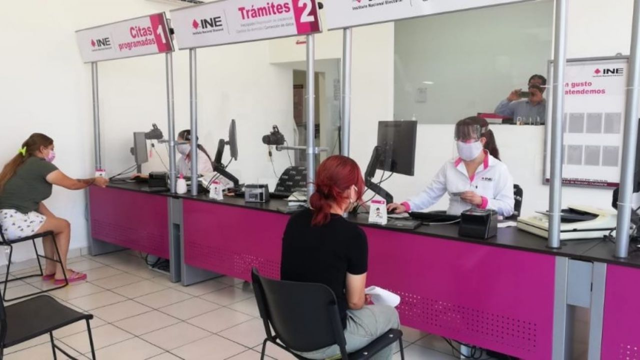 Ciudadanos haciendo tramite de su credencial de elector en el INE