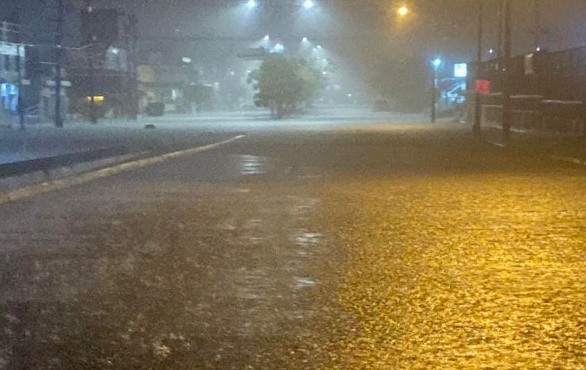 Calle inundada con agua