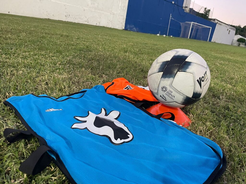 Uniforme y balón de entrenamiento del Club Atlético La Vaquita.