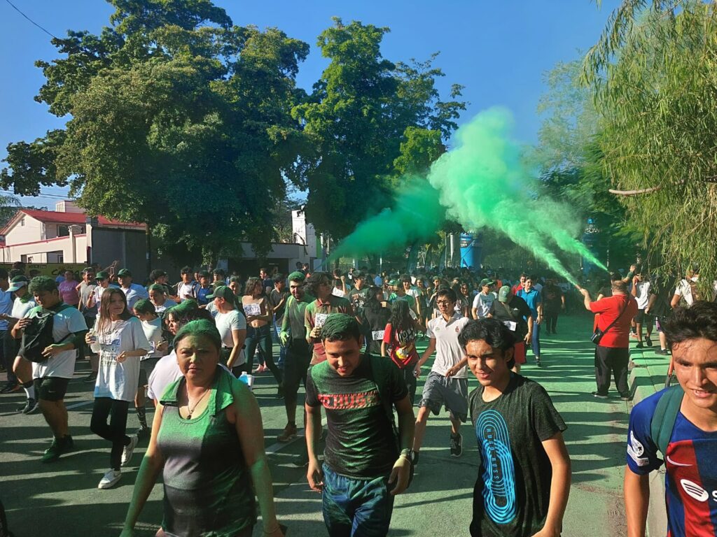 Personas en la carrera de Cobaes en Culiacán