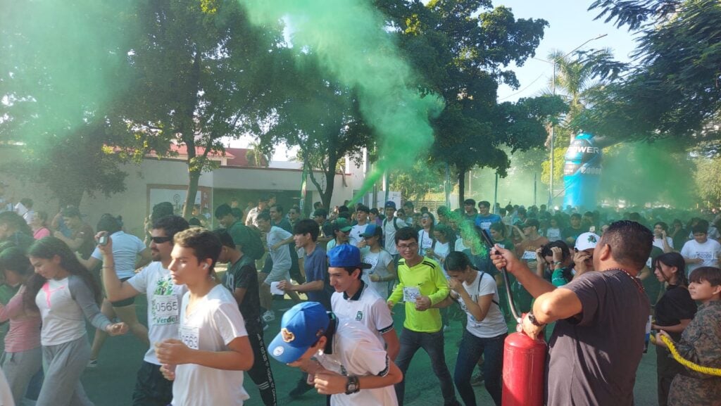 Personas en la carrera de Cobaes en Culiacán