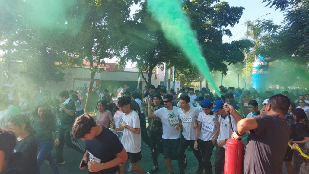 Personas en la carrera de Cobaes en Culiacán