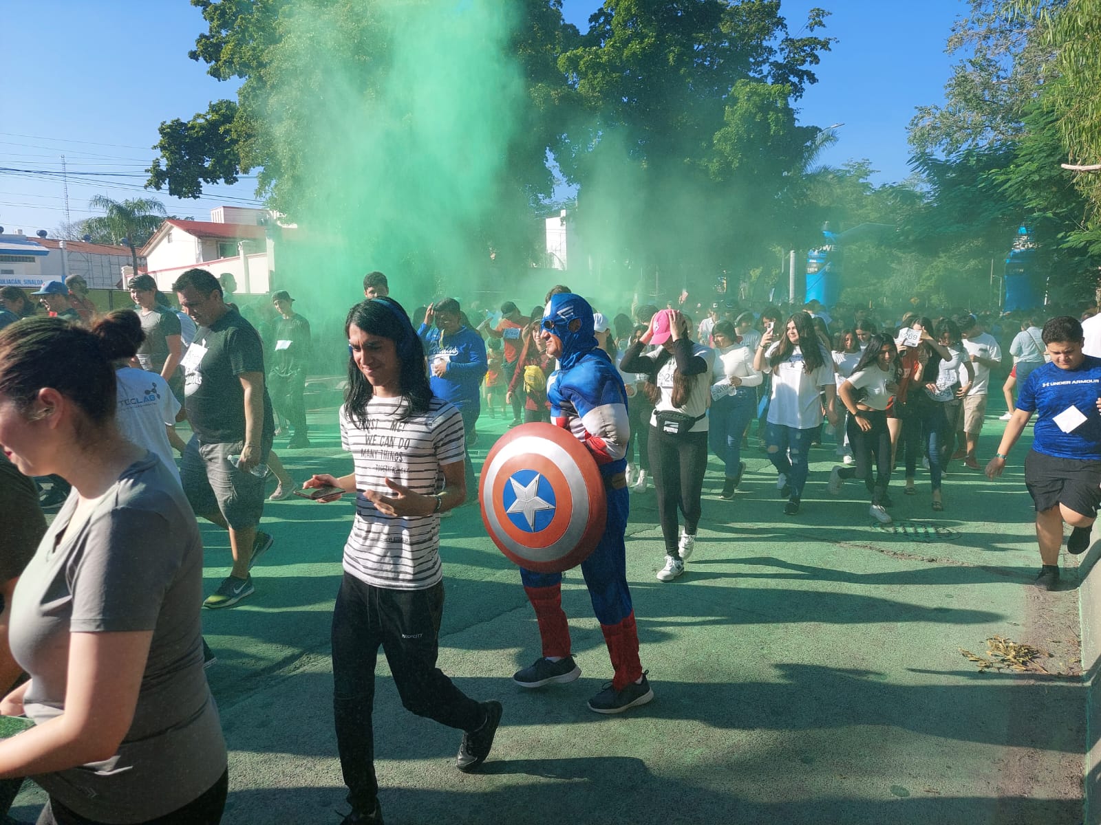 Personas en la carrera de Cobaes en Culiacán