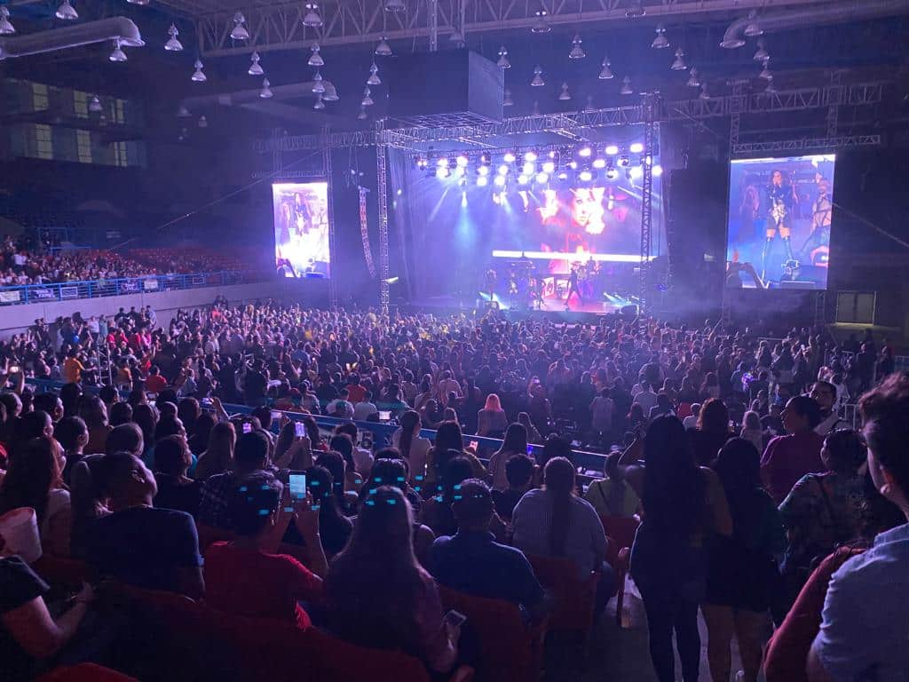 Gloria Trevi en escenario en concierto en Mazatlán