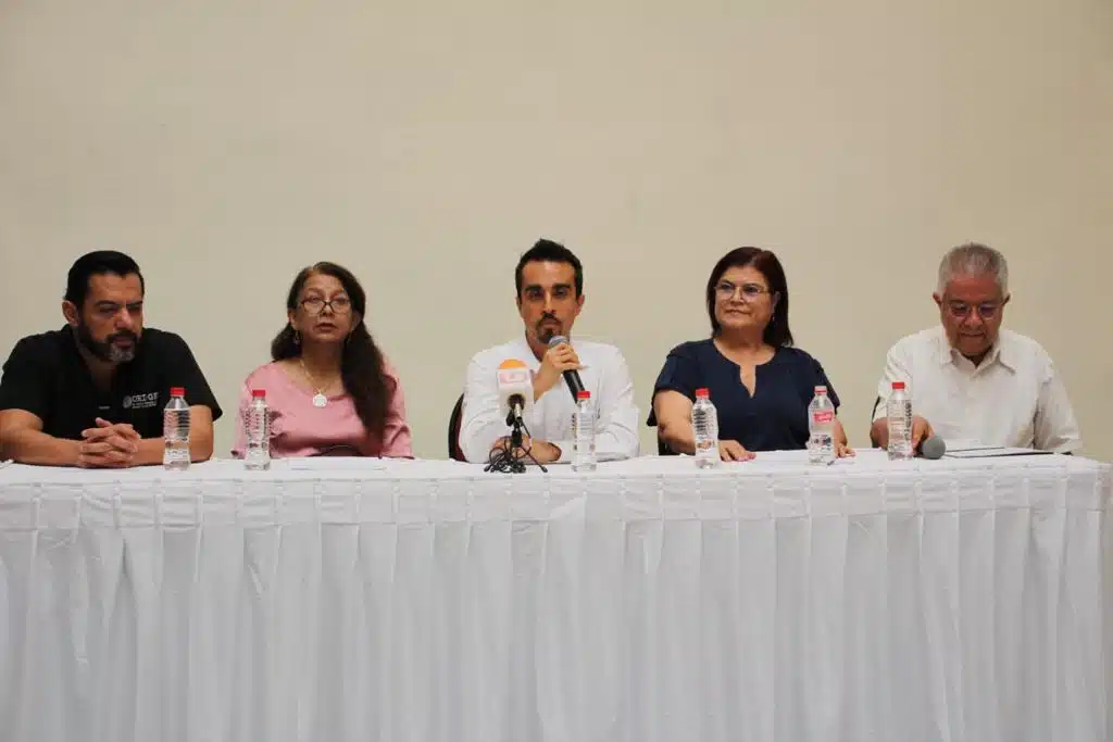Conferencia de prensa sobre exposición de arte en Mazatlán