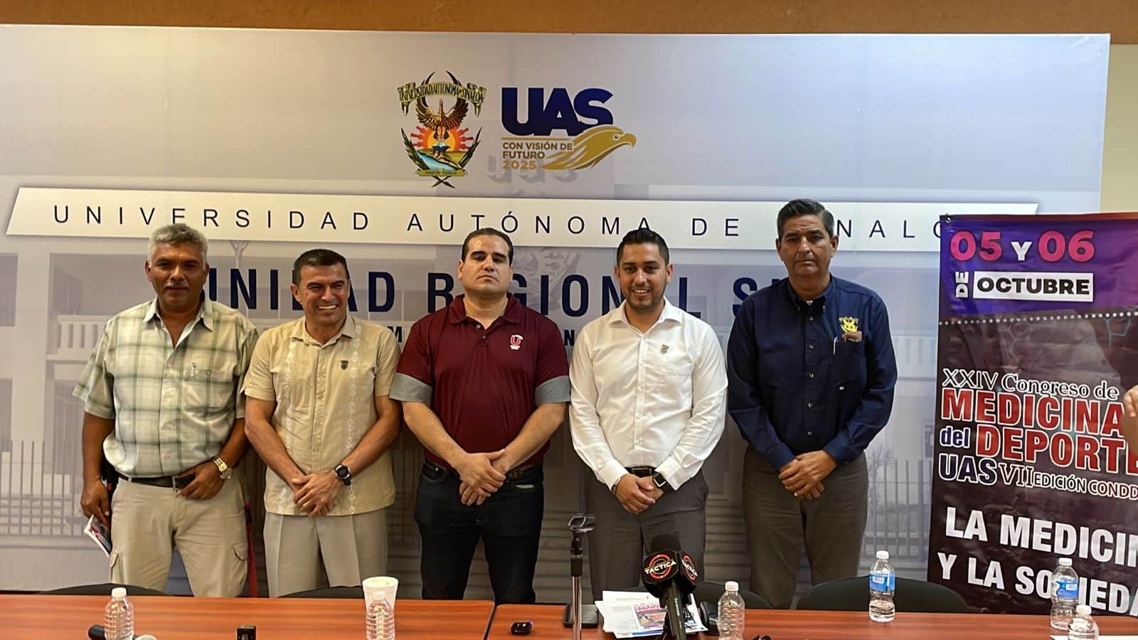 5 personas paradas posando para una foto, bulitos de agua