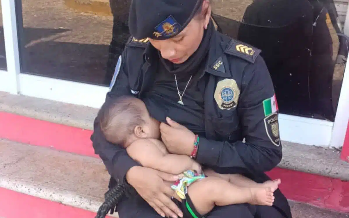 Conmovedor momento en que policía amamanta a bebé afectado por huracán Otis