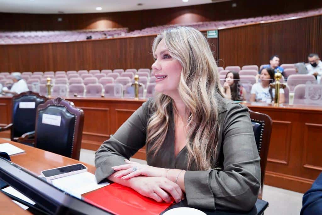 Connie Zazueta en congreso