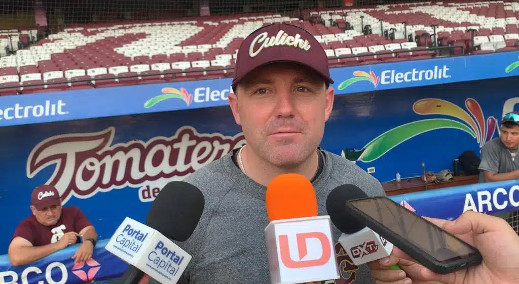 Connor Owings con medios de prensa