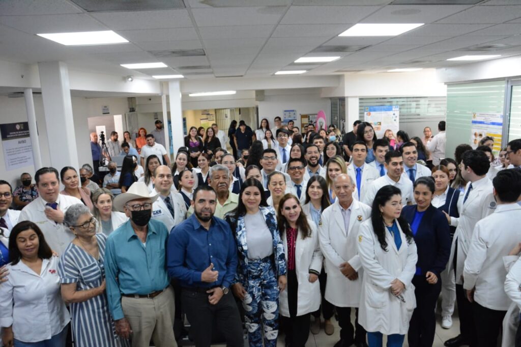 Personas en una conferencia de oftalmología en Culiacán