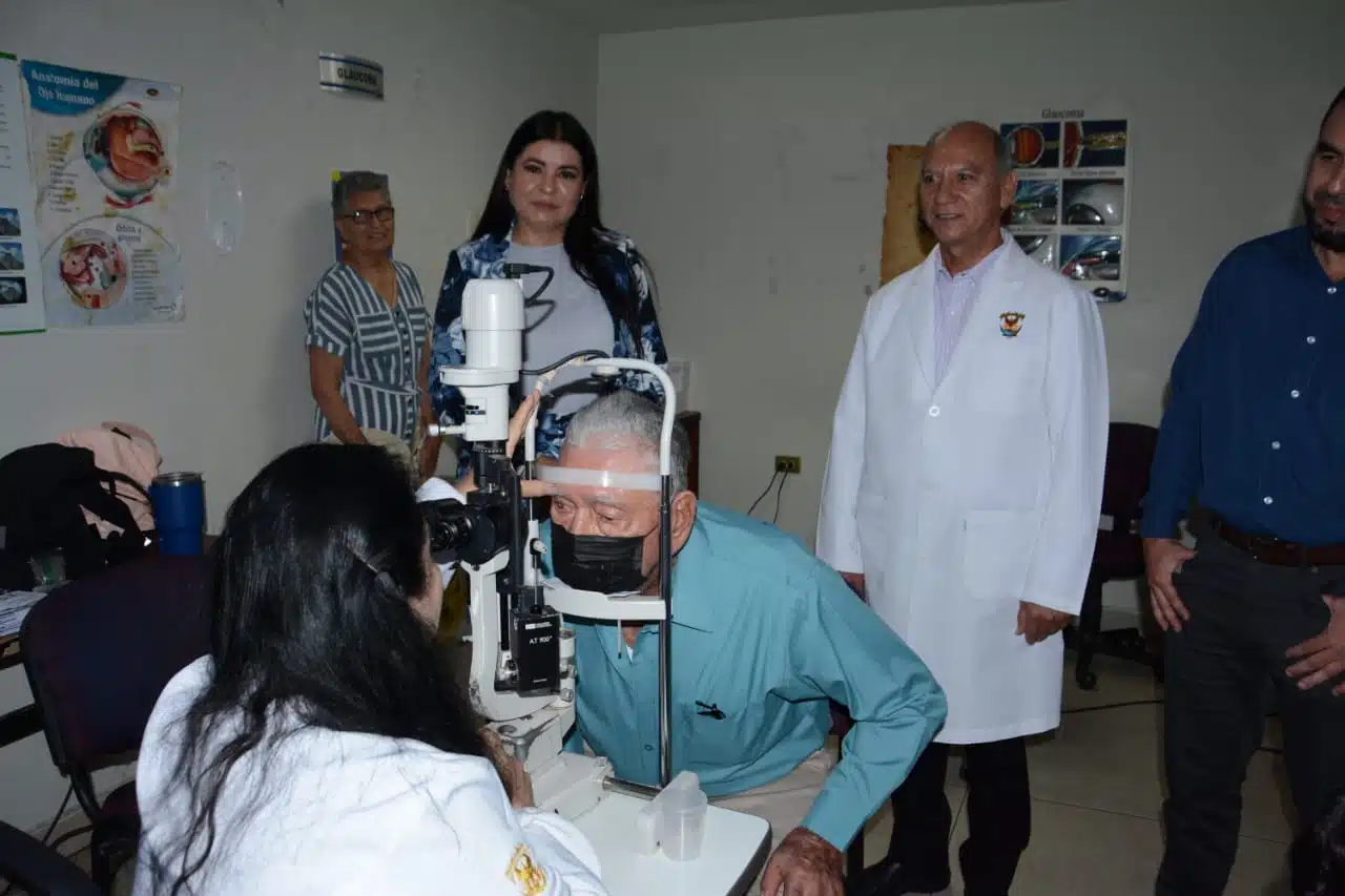 Personas en una consulta de oftalmología en Culiacán