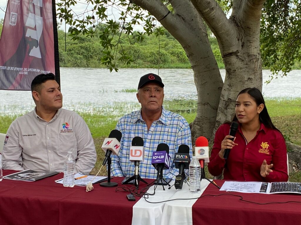 3 personas en una conferencia de prensa en El Fuerte