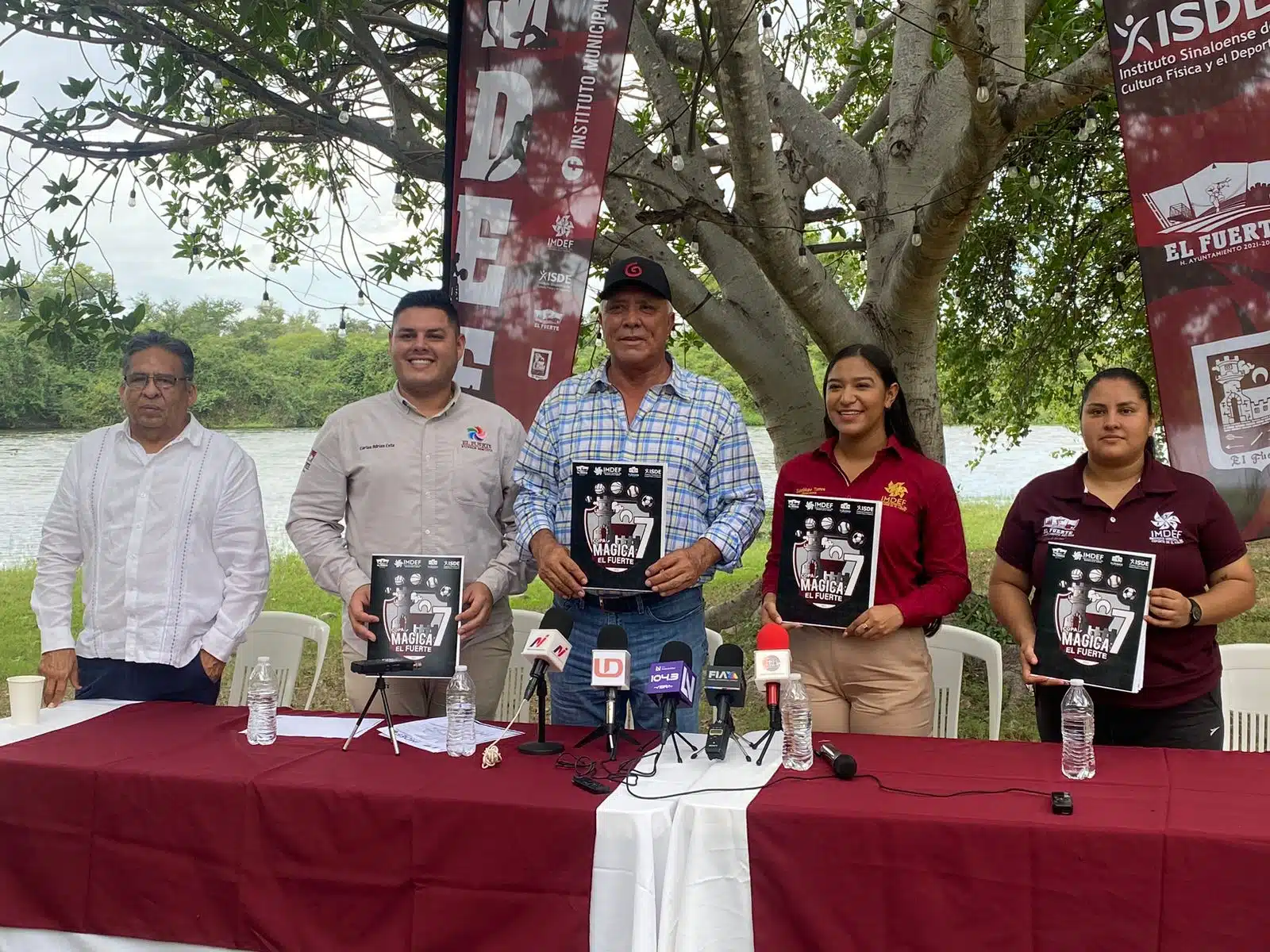 5 personas en una conferencia de prensa en El Fuerte