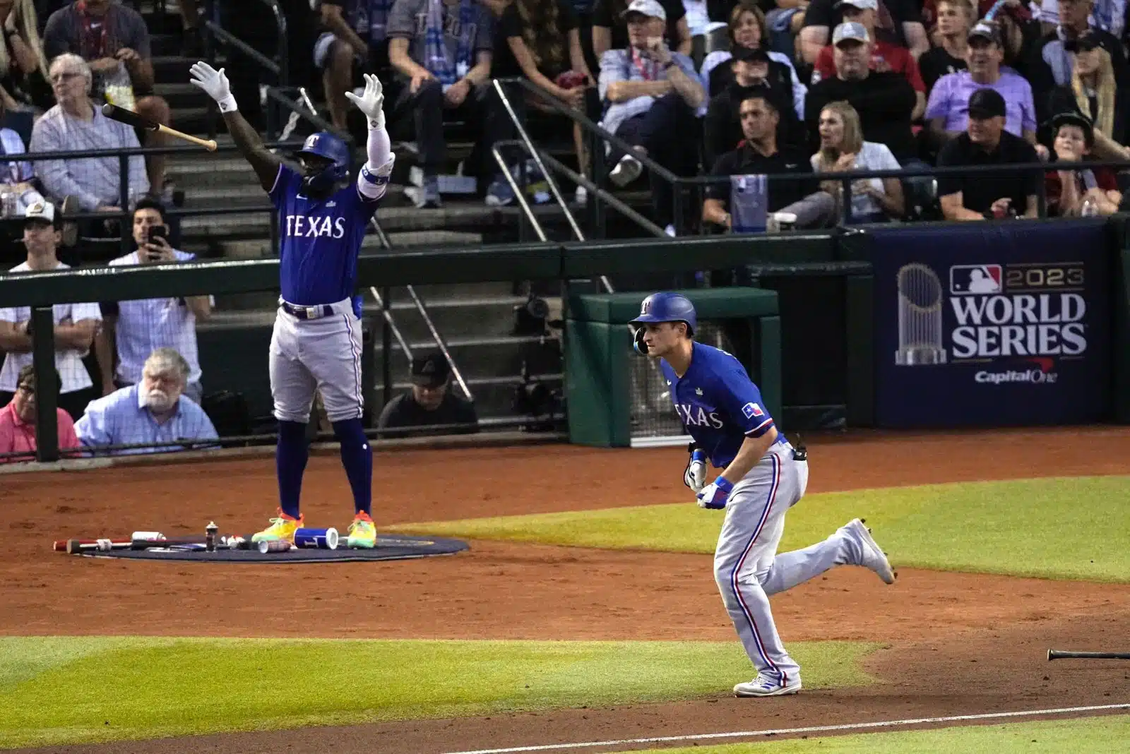 Corey Seager al momento de conectar jonrón decisivo en el juego 3 de la Serie Mundial