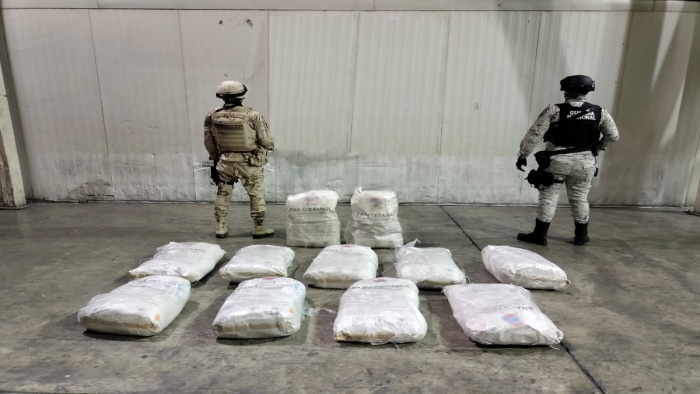 Guardias nacionales con costales de droga
