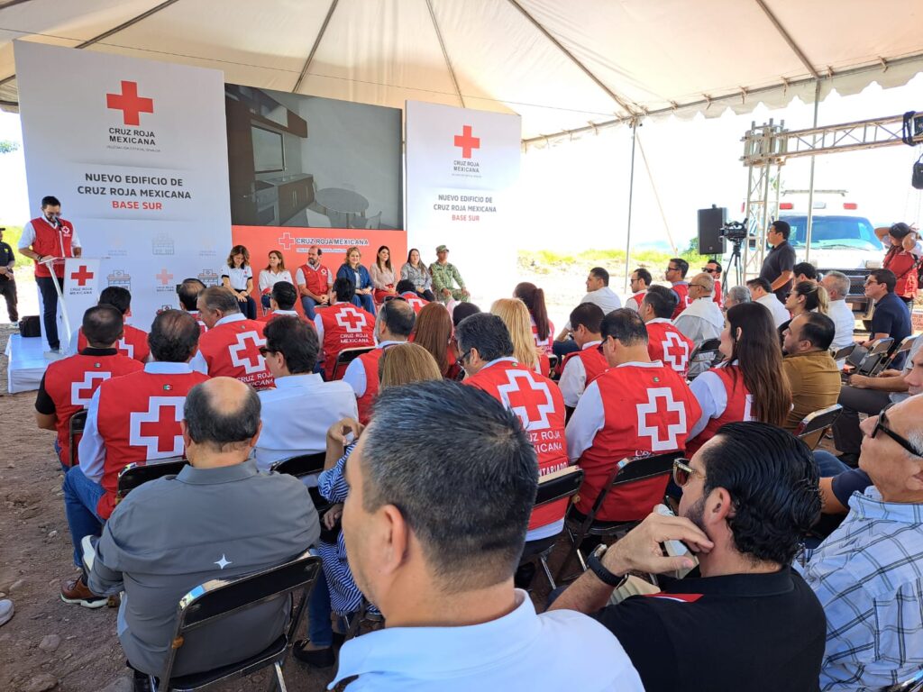 integrantes de la Cruz Roja Mexicana