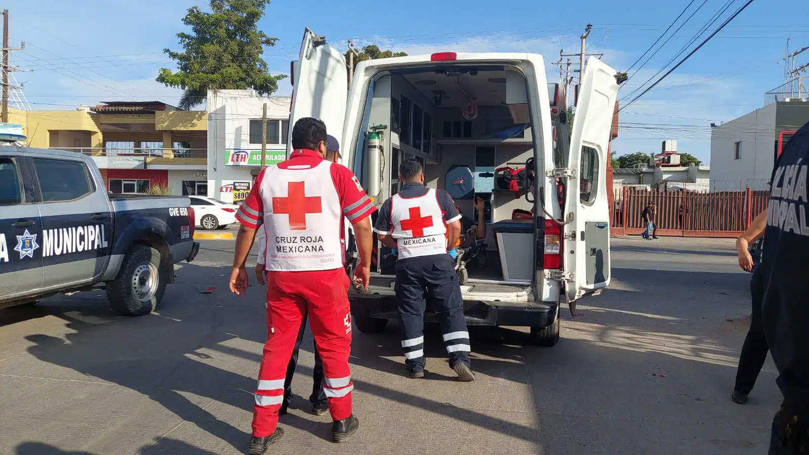 Personas de Cruz Roja en Guasave