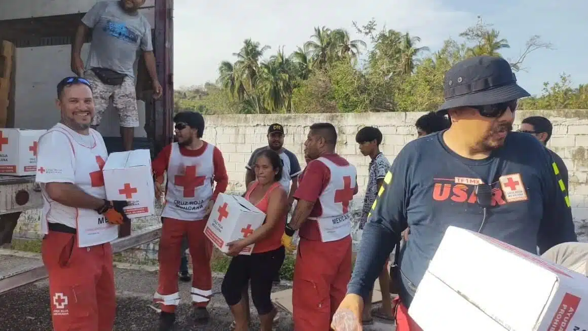 Cruz Roja entrega víveres en Acapulco, zona en catástrofe tras el paso del huracán “Otis”