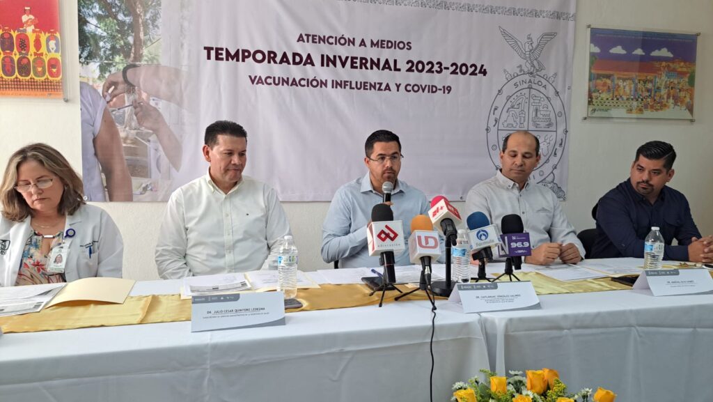 Cuitláhuac González Galindo en una conferencia de prensa sobre vacunas en Culiacán