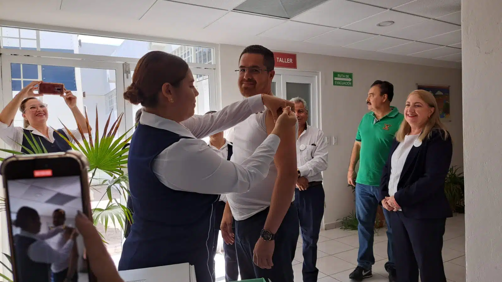 Cuitláhuac González Galindo vacunándose en Culiacán