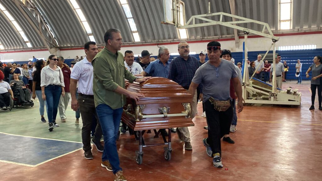 Familiares y amigos despiden a Felipe Juárez.