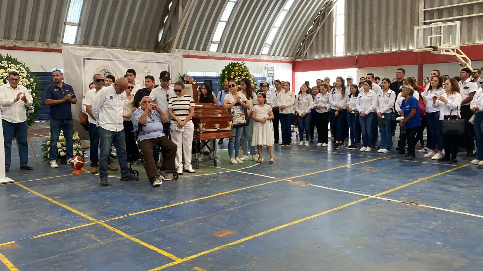 Familiares y amigos despiden a Felipe Juárez