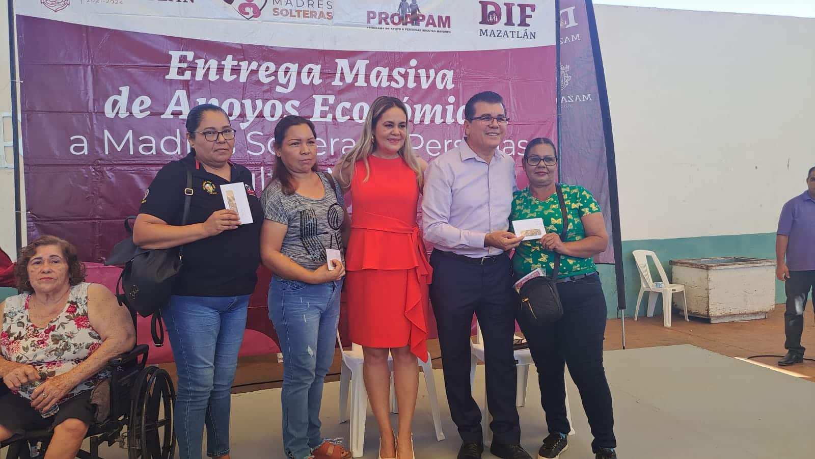DIF Mazatlán entrega apoyos