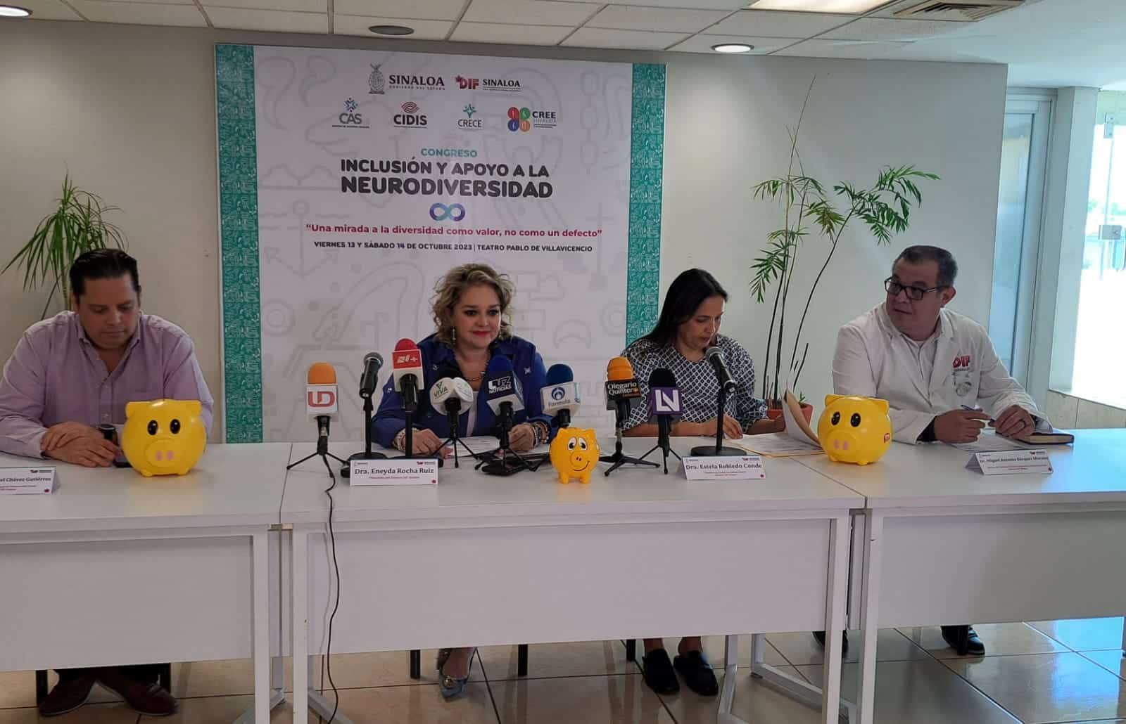 Sistema DIF en conferencia con medios