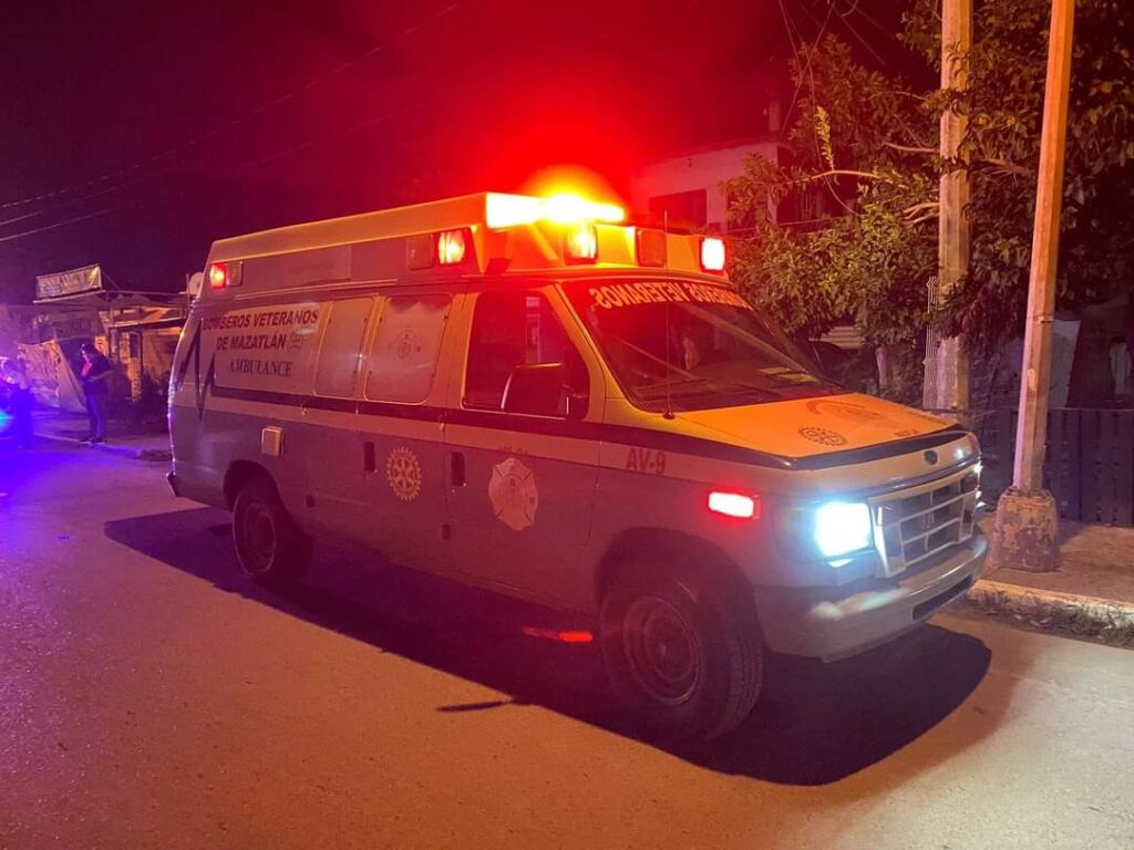 De noche ambulancia de Paramédicos Veteranos de Mazatlán