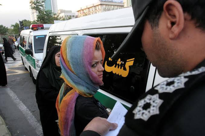 Denuncian abusos de la Policía de la Moral contra mujer iraní; se encuentra en coma