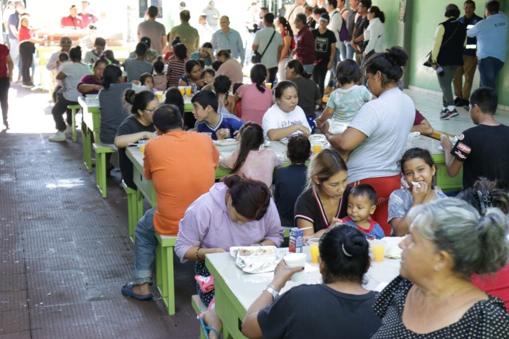 Desayuno de familias en el albergue Cobaes 02