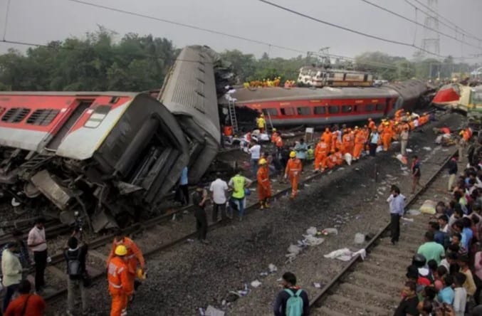 Tren descarrila en India y deja al menos 4 muertos