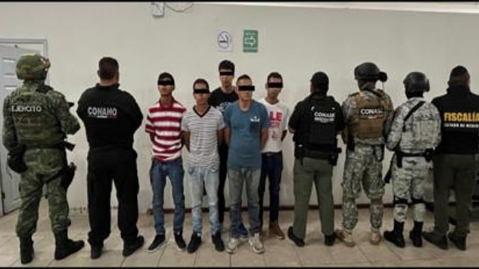 Hombres detenidos por policias